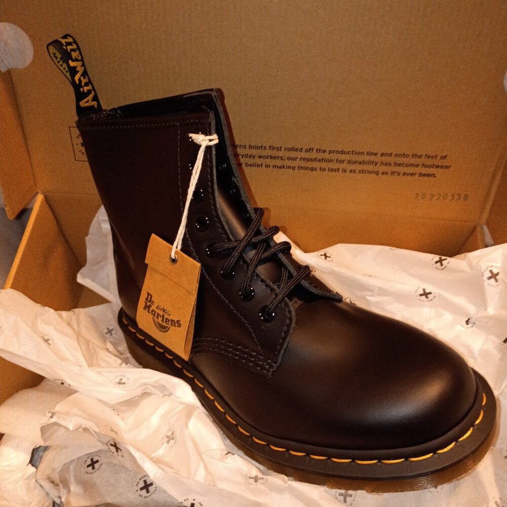 NWB/ Dr Martens 1460 Smooth Black Leather Combat Boots Men's 7/ Women's 8